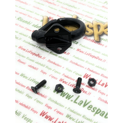 Gancho para bolsas con orificios separados por 24 mm para VESPA 50 80 90 125 150 160 180 200 en aluminio pintado de negro ro 057468