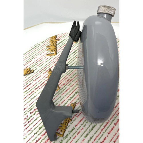 Depósito de gasolina de reserva adicional adaptable a todas las VESPA con ruedas de 8", incluyendo el portaruedas.