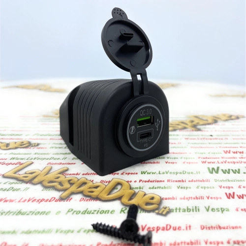 Double port USB + chargeur universel étanche USB-C à charge rapide QC 3.0 max. 2,1 Ah, 12/24 V avec couvercle de protection. Compatible avec les top cases VESPA APE, LAMBRETTA, PX, COSA GS et GT (réf. 60026398), voitures, motos, scooters, bateaux et camio