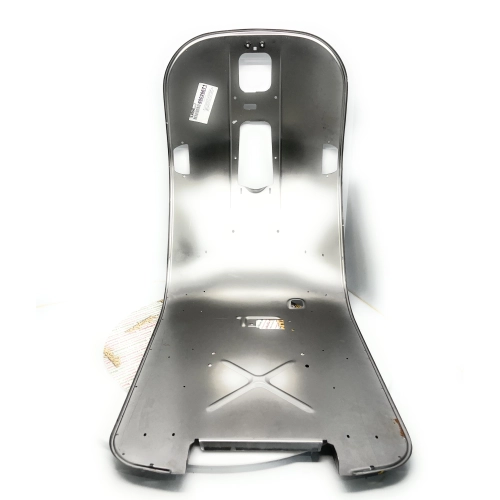 Protector de estribos de chapa metálica completo con refuerzos transversales para VESPA 80 125 150 200 PX PE MY a partir de 1998, adaptable a modelos anteriores T5 ARCOBALENO. Producto italiano de primera calidad.