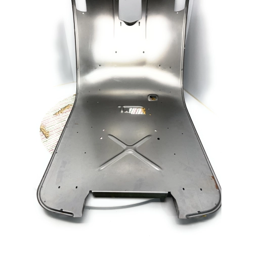 Protector de estribos de chapa metálica completo con refuerzos transversales para VESPA 80 125 150 200 PX PE MY a partir de 1998, adaptable a modelos anteriores T5 ARCOBALENO. Producto italiano de primera calidad.