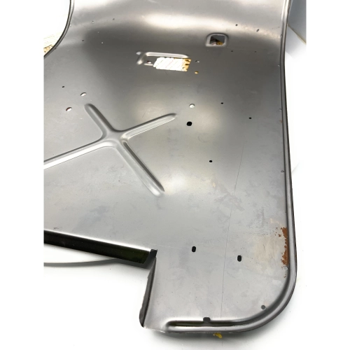 Protector de estribos de chapa metálica completo con refuerzos transversales para VESPA 80 125 150 200 PX PE MY a partir de 1998, adaptable a modelos anteriores T5 ARCOBALENO. Producto italiano de primera calidad.