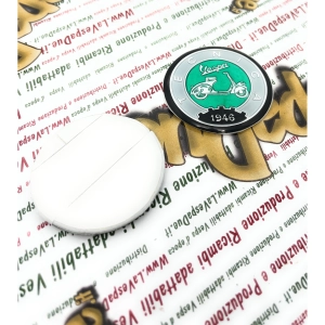 Écusson en résine Ø 53 mm sur base en aluminium. Logo vintage VESPA TECNICA 1946, gris et vert, à appliquer sur les accessoires VESPA à l'aide d'un adhésif. Ø 53 mm