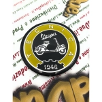 Scudetto Ø 53 mm resinato su base alluminio emblema logo Vintage in alluminio VESPA TECNICA 1946 giallo e nero da applicare su accessori VESPA con adesivo da incollare Ø 53 mm