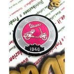 Scudetto Ø 53 mm resinato su base alluminio emblema logo Vintage in alluminio VESPA TECNICA 1946 grigio e rosa da applicare su accessori VESPA con adesivo da incollare Ø 53 mm