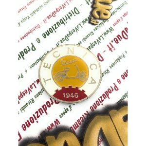 Écusson logo vintage VESPA TECNICA 1946 en aluminium jaune et ivoire, Ø 41 mm, à appliquer sur les accessoires VESPA grâce à un adhésif.