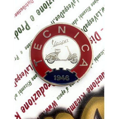 Écusson Ø 41 mm, logo vintage VESPA TECNICA 1946 en aluminium, rouge et ivoire, à appliquer sur les accessoires VESPA à l'aide d'un adhésif.