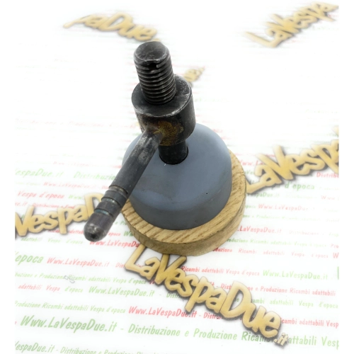 Reserveradträger-Set für APE 125 A (A1T bis A15T, Baujahre 1947–1952) und APE 150 B (AB1T, AB2T, AB3T, AB4T, AC1T, AC2T, Baujahre 1953–1956). Italienische Handarbeit.