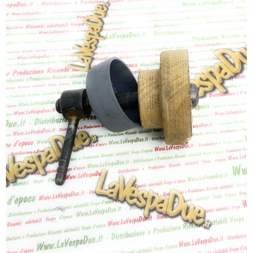 Reserveradträger-Set für APE 125 A (A1T bis A15T, Baujahre 1947–1952) und APE 150 B (AB1T, AB2T, AB3T, AB4T, AC1T, AC2T, Baujahre 1953–1956). Italienische Handarbeit.