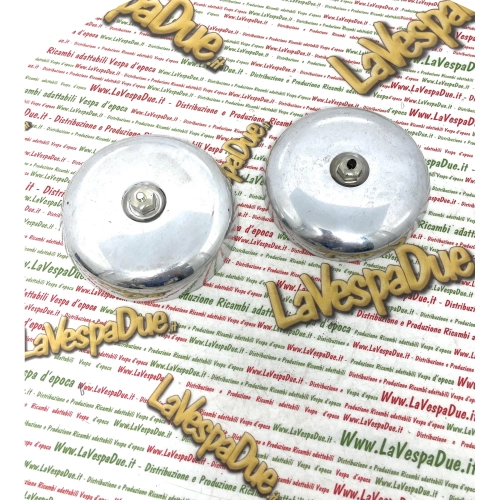 Tapa de rueda de aluminio pulido con accesorios de fijación para llantas de 8" de VESPA y APE, producto italiano artesanal.