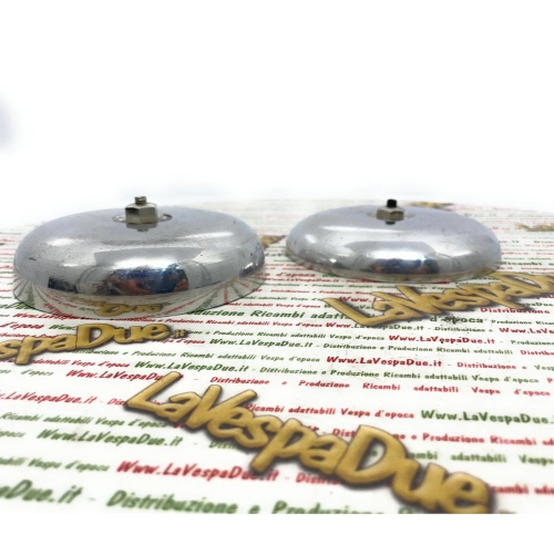 Tapa de rueda de aluminio pulido con accesorios de fijación para llantas de 8" de VESPA y APE, producto italiano artesanal.