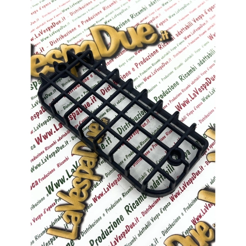Grille de protection anti-gravillons pour feu arrière de PIAGGIO CIAO PX et BRAVO 82, couleur noire, en plastique résistant.