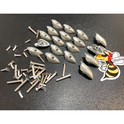 Kit d'embouts en zamak complet avec vis et rivets pour repose-pieds de Vespa 150 GS VS1 (1955-1956), produit italien d'excellente qualité.