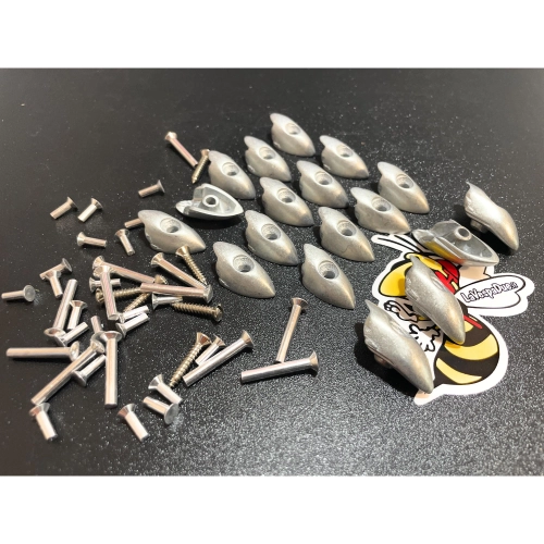Kit d'embouts en zamak complet avec vis et rivets pour repose-pieds de Vespa 150 GS VS1 (1955-1956), produit italien d'excellente qualité.