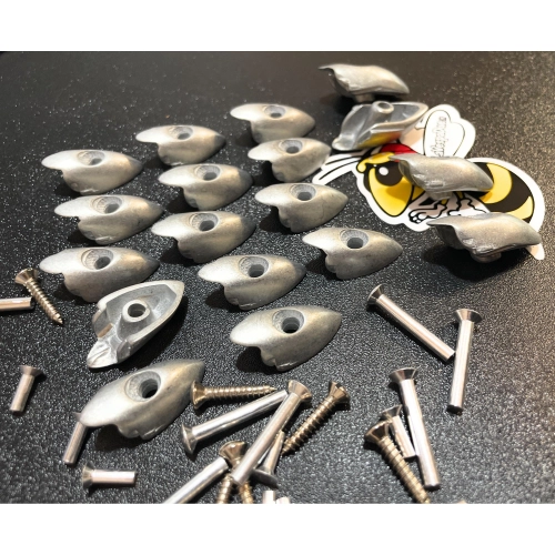 Kit d'embouts en zamak complet avec vis et rivets pour repose-pieds de Vespa 150 GS VS1 (1955-1956), produit italien d'excellente qualité.