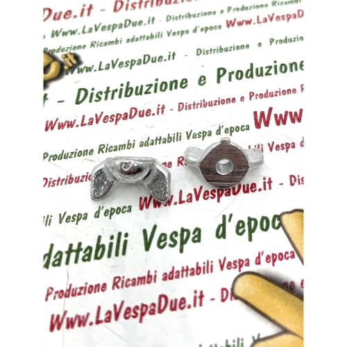 Paire d'écrous papillon M 4 mm pour la fixation du filtre à air des VESPA 50, 90, 125, 150, VL1, VL2, VB1, VU1T, V30, VM et VN, filetage 4 mm, en aluminium.