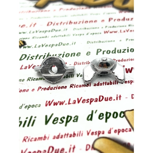 Paire d'écrous papillon M 4 mm pour la fixation du filtre à air des VESPA 50, 90, 125, 150, VL1, VL2, VB1, VU1T, V30, VM et VN, filetage 4 mm, en aluminium.