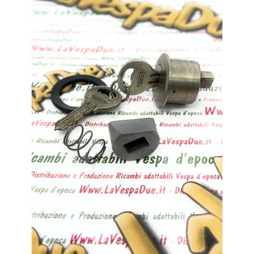 Bloqueo de dirección completo para VESPA GS 160 VSB1T > 55506. Pieza de repuesto original NOS con 2 llaves, muelle, junta, tornillo prisionero y pasador.
