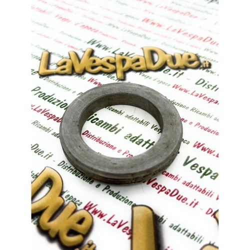 Tuerca anular del eje de la caja de cambios secundaria a la rueda con rosca izquierda VESPA 125 VM1 VM2 VN1 VN2 150 VL2 VL3 GL VB1 GS VS1 VS 2 3 4 5 APE 150 AB2 3 4 AC AE01 AE AD PENTARò APA1 APB1 APC