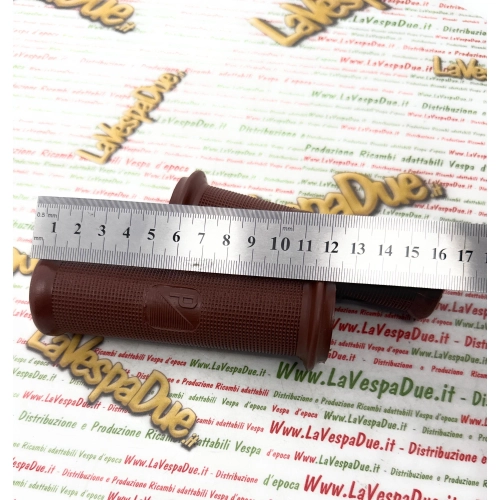 Pair of brown grips for VESPA 150 50 90 125 NLR SS PRIMAVERA year 1978 diameter 24 mm. ro 028151
