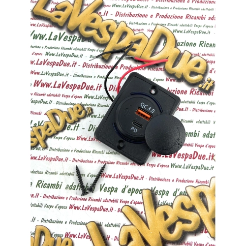 Chargeur universel étanche 12/24 V avec double port USB et USB-C, capacité max. 3 Ah, et couvercle de protection. Compatible avec top case VESPA APE, LAMBRETTA PX, COSA GS GT, voitures, motos, scooters, bateaux et camions.