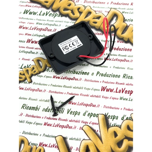 Chargeur universel étanche 12/24 V avec double port USB et USB-C, capacité max. 3 Ah, et couvercle de protection. Compatible avec top case VESPA APE, LAMBRETTA PX, COSA GS GT, voitures, motos, scooters, bateaux et camions.