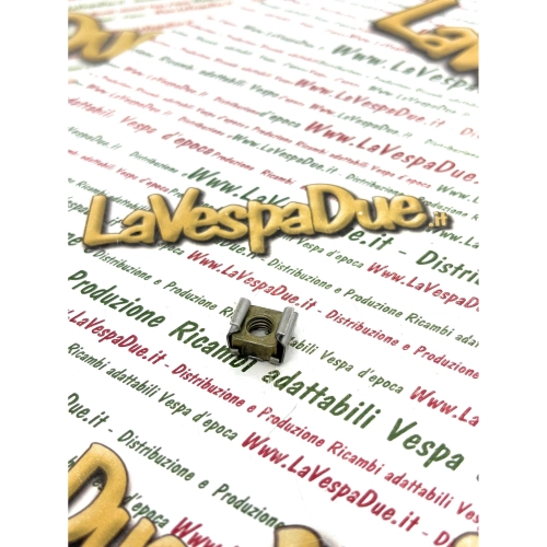 Plaque avec écrou pour fixation de la pédale de frein, du régulateur de batterie et de la télécommande pour VESPA 50 125 150 200 PK PX PRIMAVERA ET3 T5 COSA HP N FL2 ro 182872 (1 pièce)