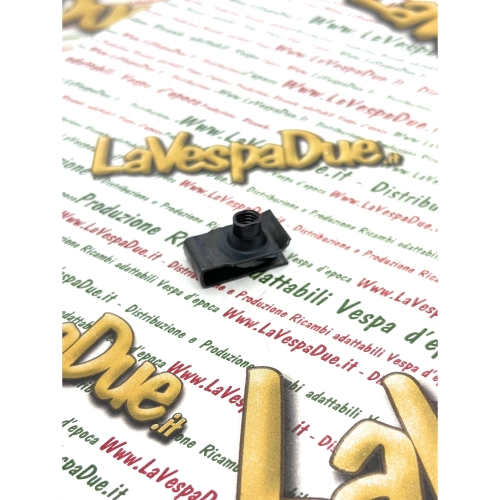 Plaque élastique 24 x 14 mm pour boulons et vis M6, pas de 6 mm, pour la fixation de la pédale de frein au plancher sous caisse des VESPA APE PIAGGIO, en métal bruni.