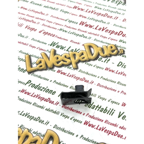 Plaque élastique 24 x 14 mm pour boulons et vis M6, pas de 6 mm, pour la fixation de la pédale de frein au plancher sous caisse des VESPA APE PIAGGIO, en métal bruni.