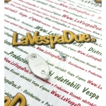 Coperchio serratura NEIMAN con foro 3 mm per VESPA 50 50 125 150 SUPER 180 SS GL GT GTR TS SPRINT VELOCE RALLY PIAGGIO CIAO BRAVO BOXER SI r.o. 174628 070604 in ottone cromato con rivetto prodotto italiano