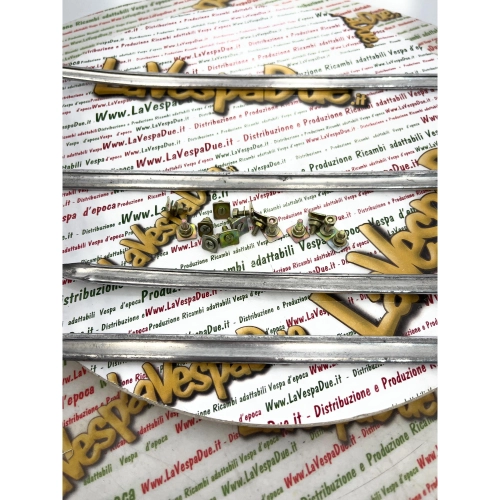 Juego de embellecedores cortos de aluminio para guardabarros y paneles laterales VESPA 150 GL VLA1T primera serie con tornillos. Producto italiano. Referencia: 094784 610098M