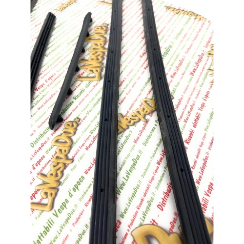 Set of 6 rubber strips for footboards for VESPA 50 N up to frame V5A1T > 25000 with 11 holes on the longest strip, Italian product