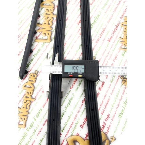Set of 6 rubber strips for footboards for VESPA 50 N up to frame V5A1T > 25000 with 11 holes on the longest strip, Italian product