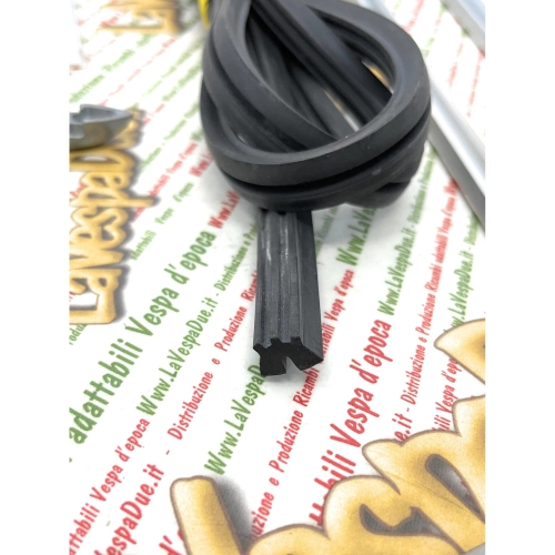 Trittbrettleisten-Set für VESPA 50 V5SA1T >15324 und VESPA 90 V9A1T >25000, komplett mit Gummikappen und -enden. Italienisches Produkt.