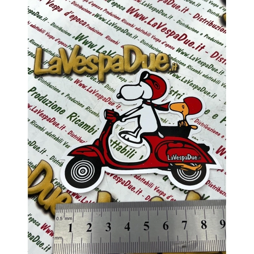 SNOOPY- und WOODSTOCK-Werbeaufkleber auf einer VESPA, die nach links schaut, für VESPA APE LAMBRETTA, Vintage-Vespa mit Affenmotiv