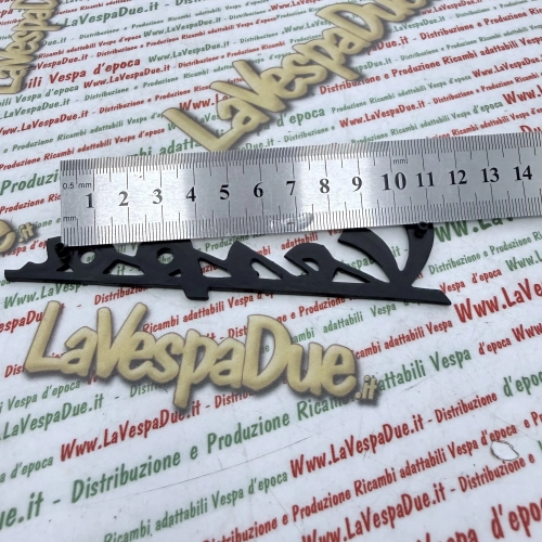 Plaque d'immatriculation avant bleu nuit pour VESPA 125 150 VNB6 SUPER SPRINT VNC VBC VLB en aluminium anodisé avec 2 ergots de fixation, entraxe 107 mm, référence 094454 090769. Produit italien.
