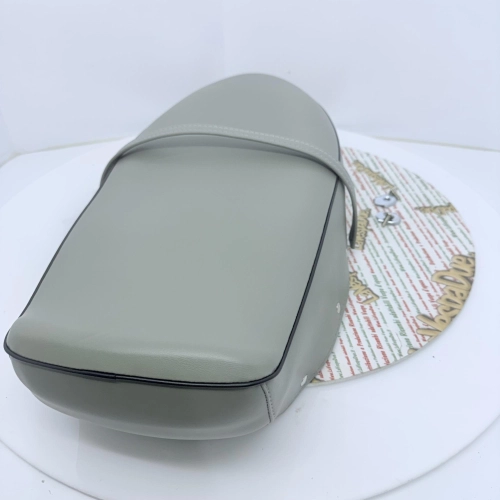 Cubierta superior y asa. Funda de asiento completa gris claro para VESPA 160 GS VSB1 primera serie.