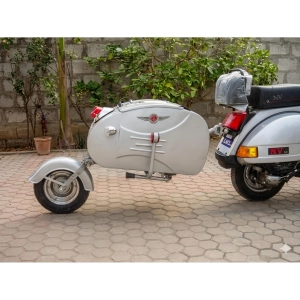 Remolque tipo carro pintado de blanco para colocar en la parte trasera, adaptable a VESPA LAMBRETTA y a todos los scooters o motocicletas tipo PAV.