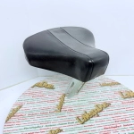 Sattel mit rechteckiger Halterung für PIAGGIO 50 CIAO, original PIAGGIO Lagerboden mit Schlitzen zur Höhenverstellung und Löchern für Taschen- oder Helmhaken