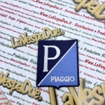 Gestickter Aufnäher mit VESPA-Wappen und PIAGGIO-Miniaturschild (Ro 610058M), ca. 81 x 68 mm, zum Aufnähen auf Jacken, Hemden oder Accessoires.
