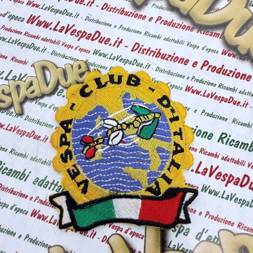 Gestickter Aufnäher VESPA CLUB D'ITALIA Miniatur ro 610059M, Durchmesser ca. 77 mm, Höhe 85 mm, zum Aufnähen auf Jacken, Hemden oder Accessoires