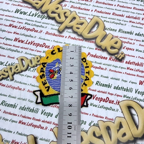 Gestickter Aufnäher VESPA CLUB D'ITALIA Miniatur ro 610059M, Durchmesser ca. 77 mm, Höhe 85 mm, zum Aufnähen auf Jacken, Hemden oder Accessoires
