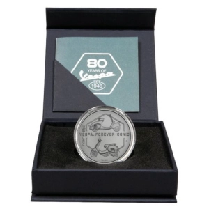 Pièce de 5 euros en argent 925, commémorant le 80e anniversaire de la Vespa (série limitée à 5 000 exemplaires). Pièce de collection en argent, avec l'inscription « VESPA 98 de 1946 » et « VESPA PRIMAVERA FOREVER ICONIC ». V.de Soie