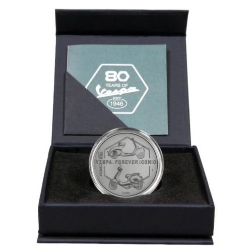 Pièce de 5 euros en argent 925, commémorant le 80e anniversaire de la Vespa (série limitée à 5 000 exemplaires). Pièce de collection en argent, avec l'inscription « VESPA 98 de 1946 » et « VESPA PRIMAVERA FOREVER ICONIC ». V.de Soie