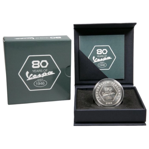 Pièce de 5 euros en argent 925, commémorant le 80e anniversaire de la Vespa (série limitée à 5 000 exemplaires). Pièce de collection en argent, avec l'inscription « VESPA 98 de 1946 » et « VESPA PRIMAVERA FOREVER ICONIC ». V.de Soie