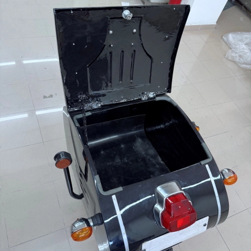 Remorque à roulettes peinte en noir, à fixer à l'arrière, adaptable aux Vespa et Lambretta, ainsi qu'à tous les scooters et motos (remorque type PAV).