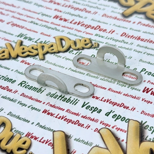 Par de placas para reforzar los soportes superiores del reposapiés. Ojal Vespa NLR Special Primavera ET3 PK S XL Rush HP 50 90 125 en acero.